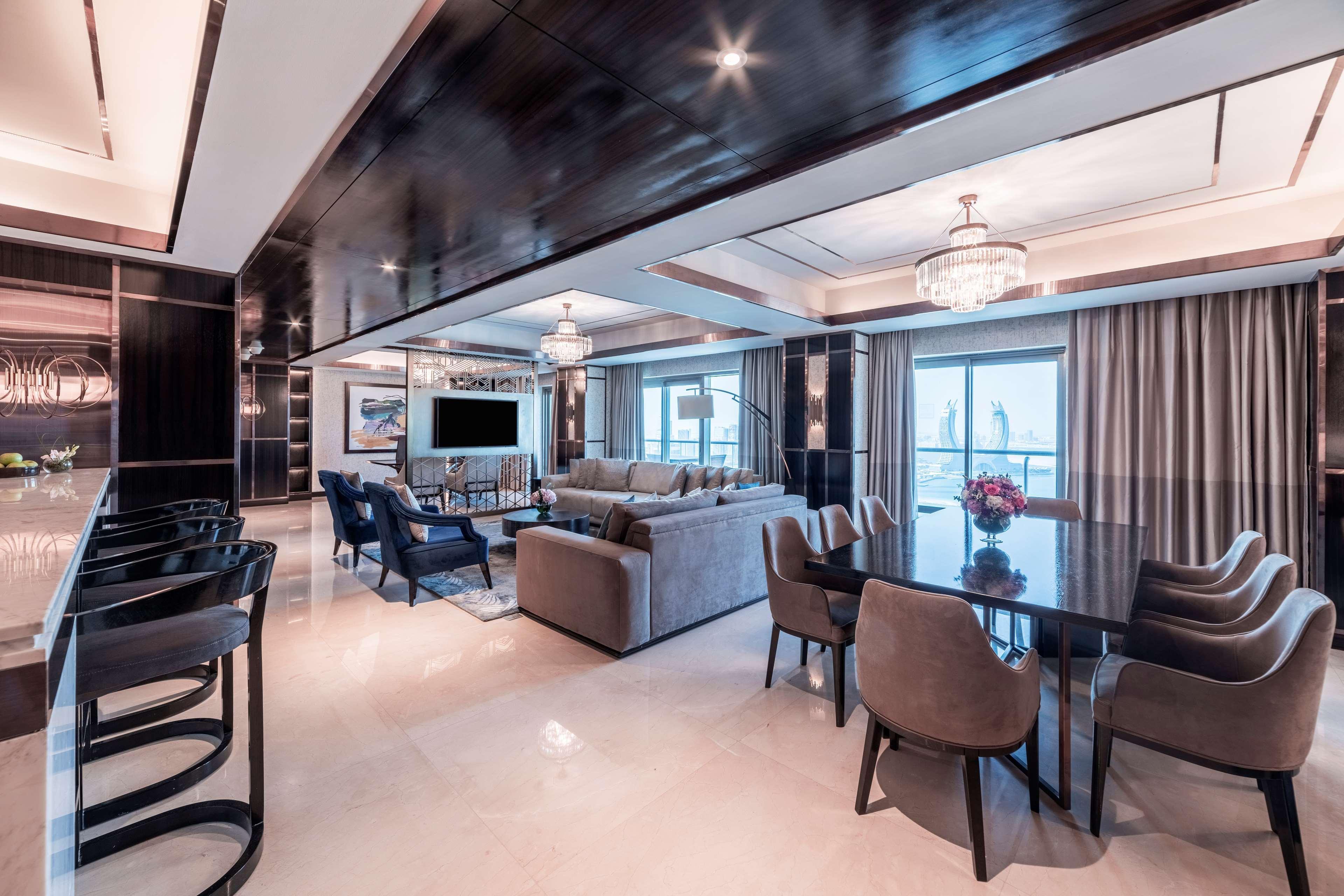 מלון Hilton Doha The Pearl מראה חיצוני תמונה The interior of a suite on board the World Navigator