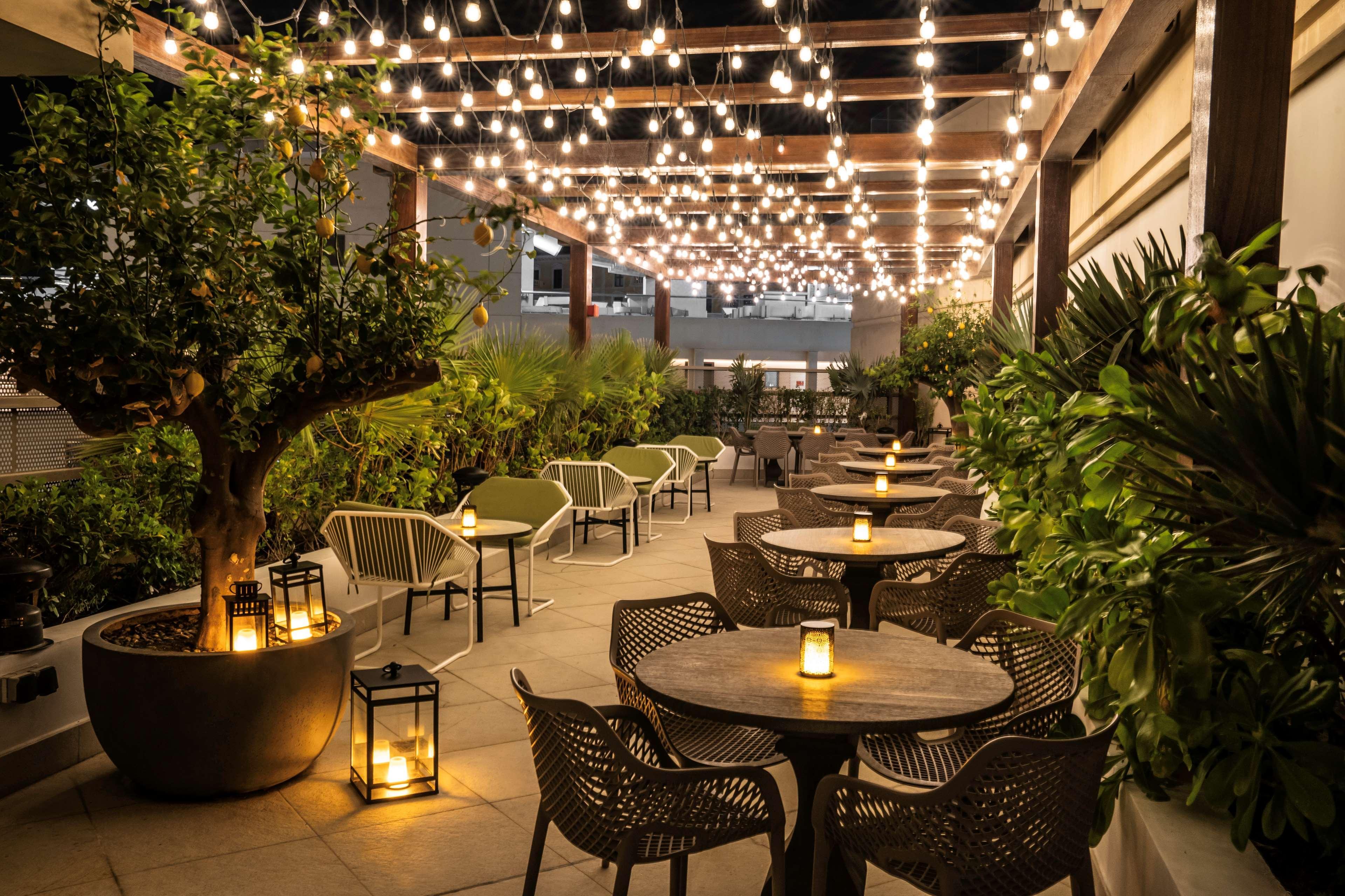 מלון Hilton Doha The Pearl מראה חיצוני תמונה The Terrace at The Standard East Village