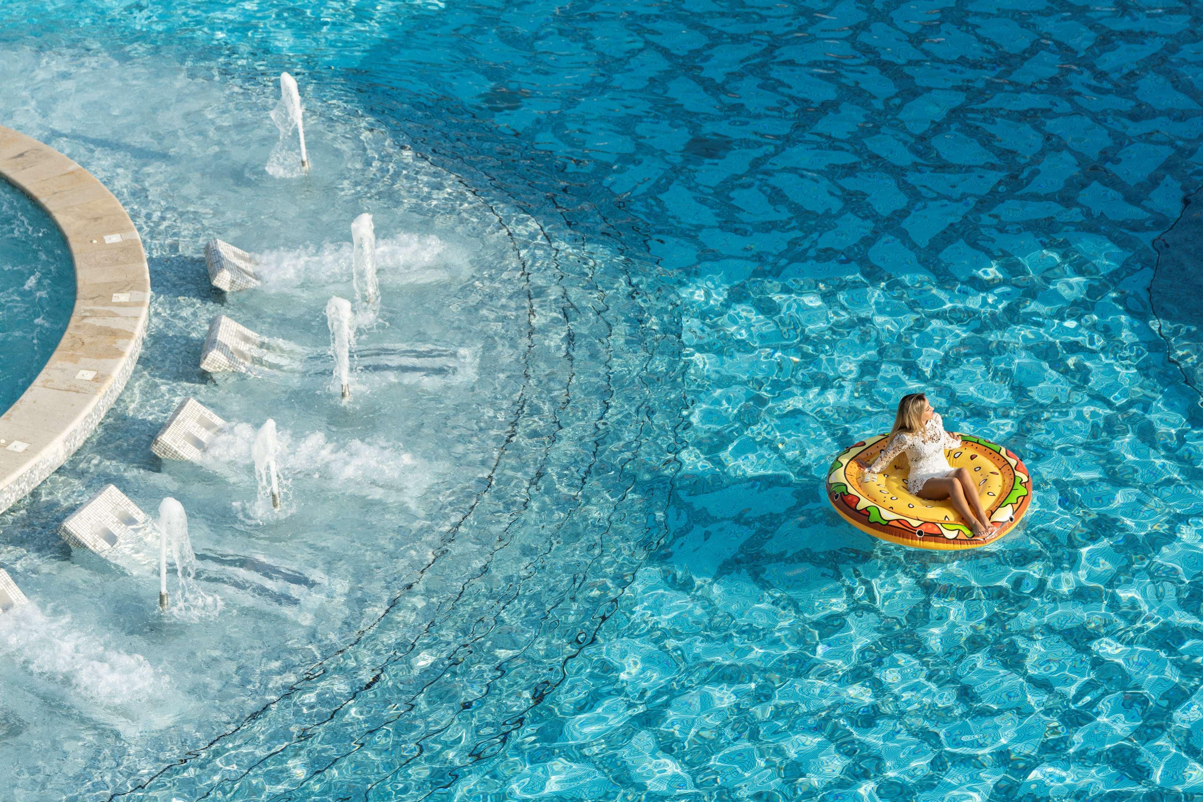 מלון Hilton Doha The Pearl מראה חיצוני תמונה A woman on a hamburger float