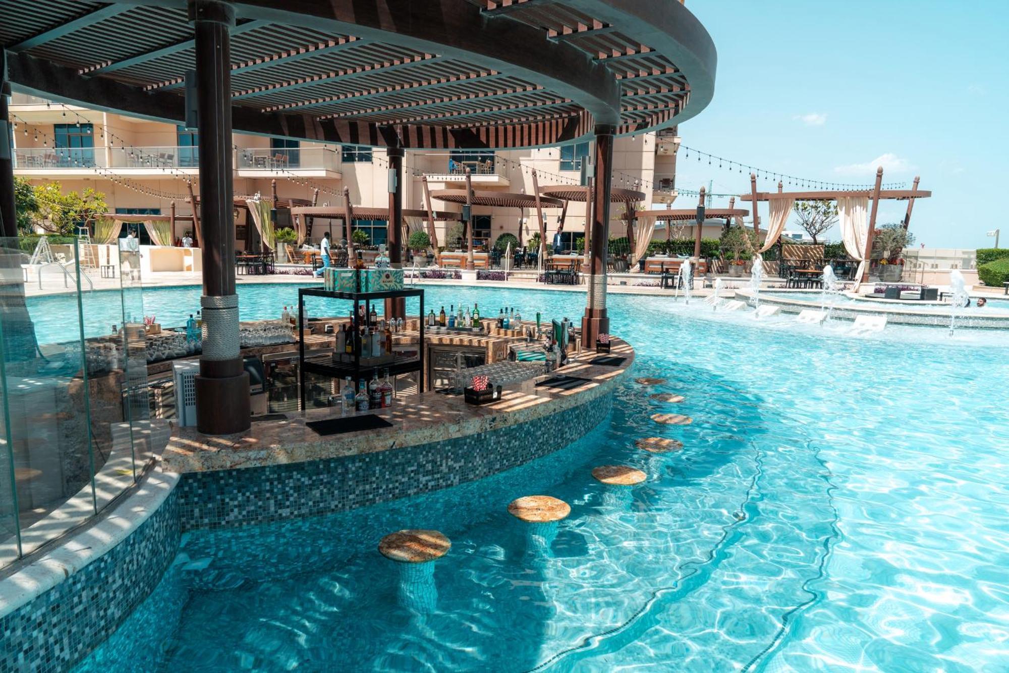 מלון Hilton Doha The Pearl מראה חיצוני תמונה The swimming pool at the Hard Rock Hotel